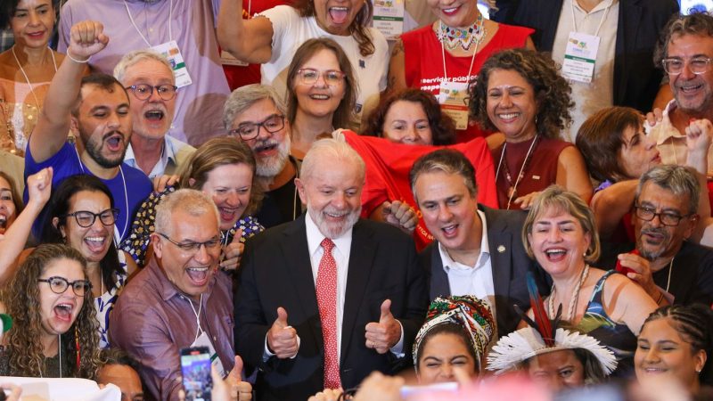 Lula: construção coletiva do novo PNE é conquista da democracia
