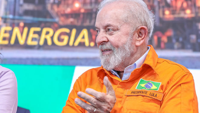 Lula critica Bolsonaro, pastores e Lava Jato em refinaria