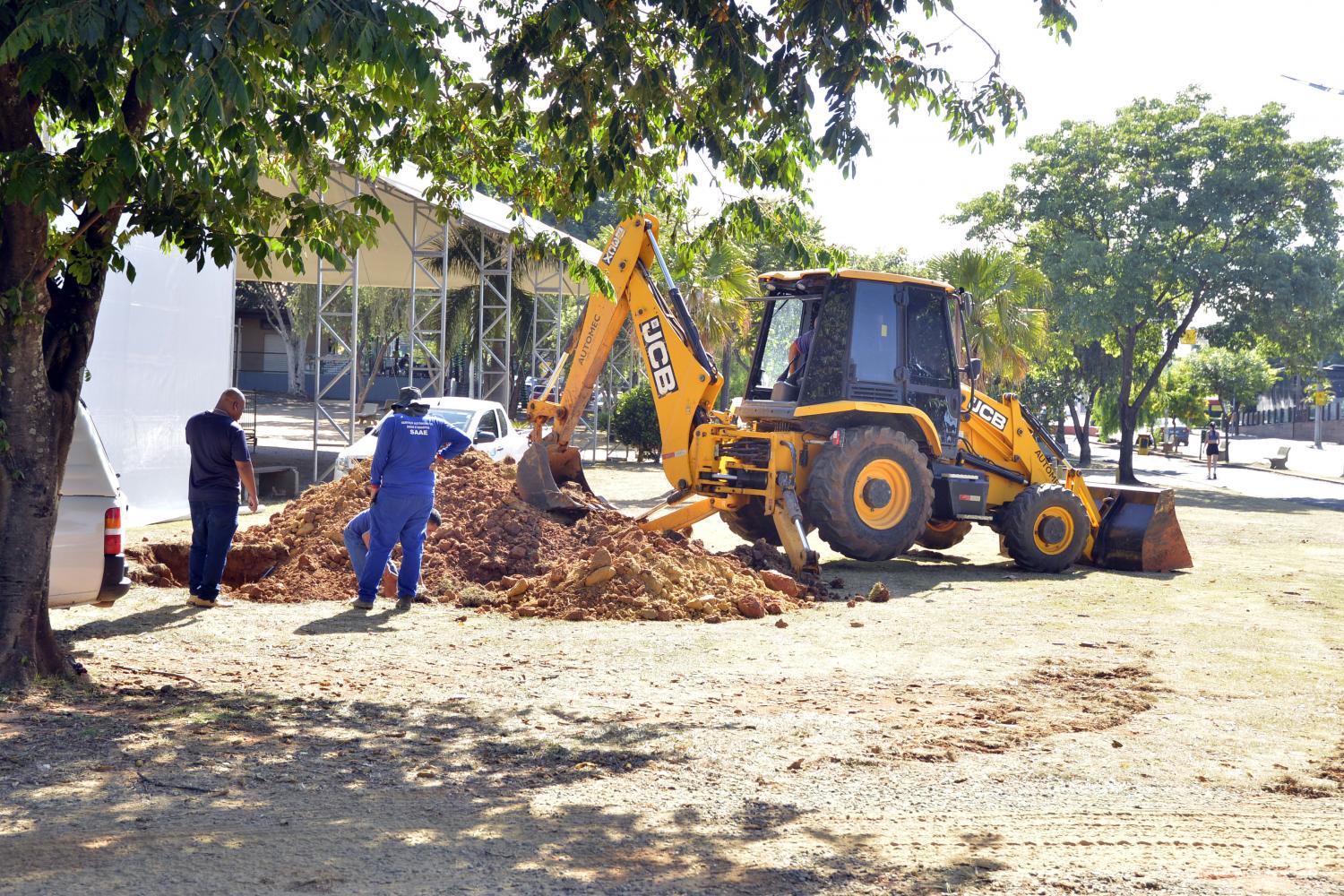 Saae inicia desassoreamento no lago do Parque Ecolgico