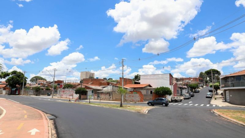 Secretaria de Obras e Vias Pblicas implanta mo nica na rua Edmlton Marconi