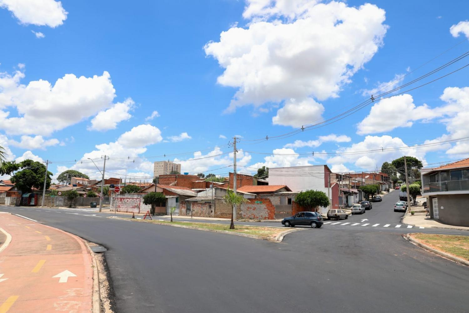 Secretaria de Obras e Vias Pblicas implanta mo nica na rua Edmlton Marconi