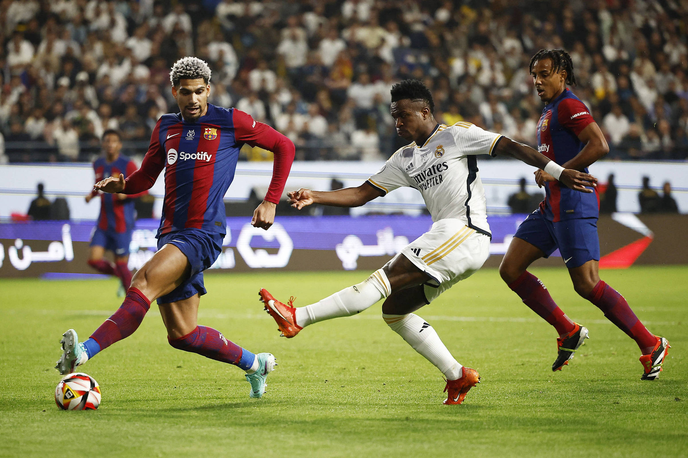 Vini Jr faz três gols contra o Barcelona, iguala Romário e dá título ao Real – 14/01/2024 – Esporte