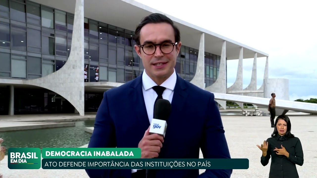 ATO EM DEFESA DA DEMOCRACIA REÚNE CHEFES DOS TRÊS PODERES EM BRASÍLIA