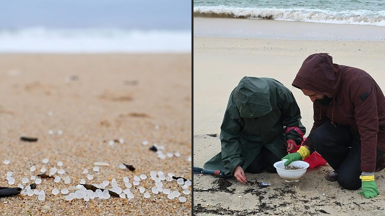 Bolinhas de plástico se multiplicam em praias na Espanha | AFP