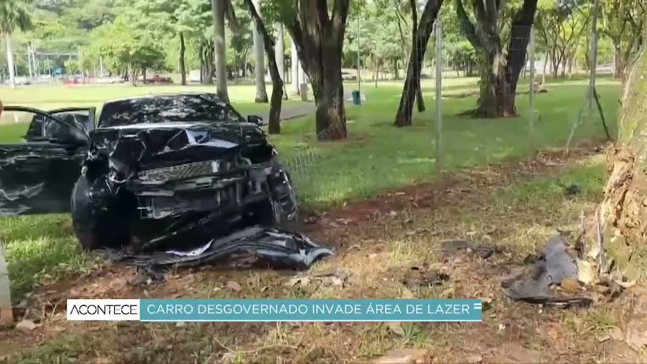 Carro desgovernado invade praça na Rua do Porto, em Piracicaba