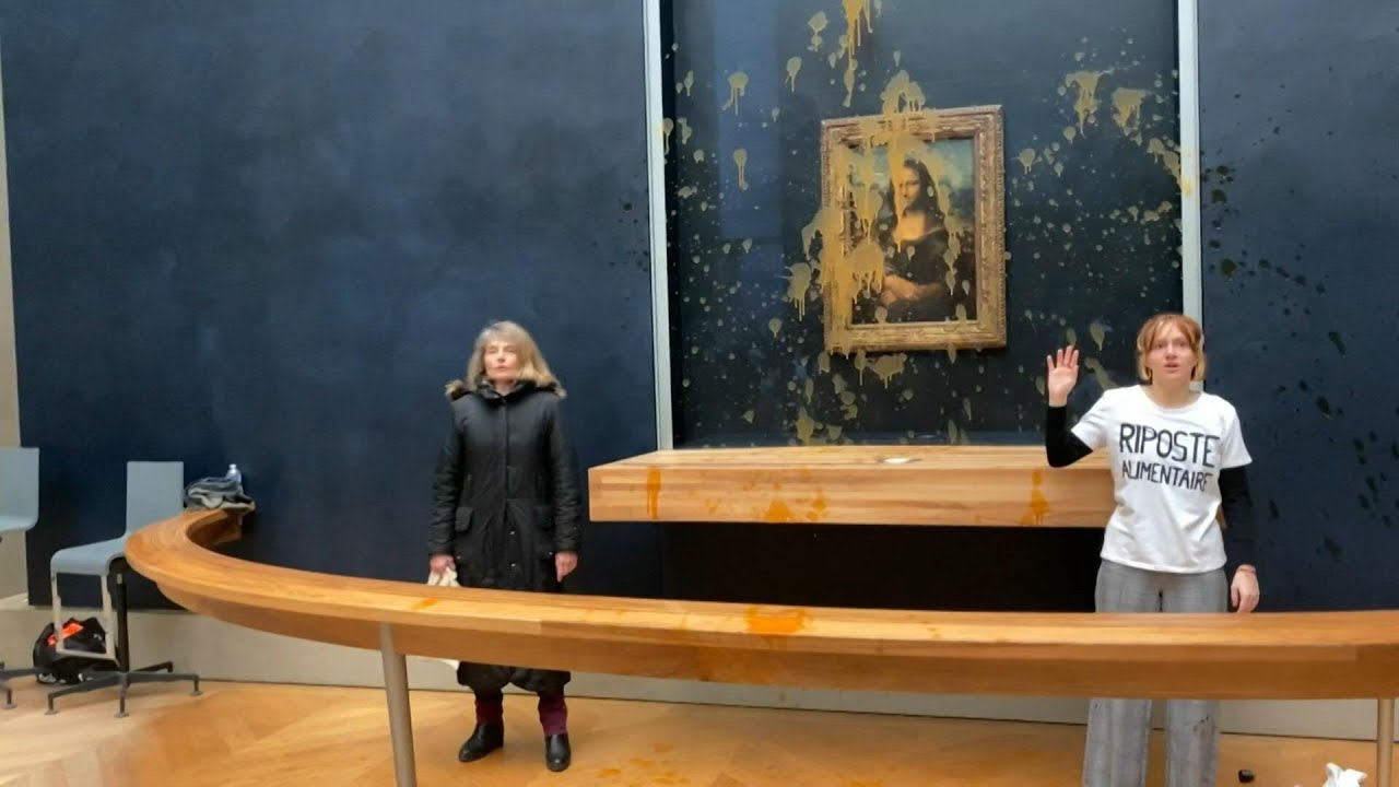 Ecologistas jogam sopa no vidro que protege a ‘Mona Lisa’ no Louvre | AFP
