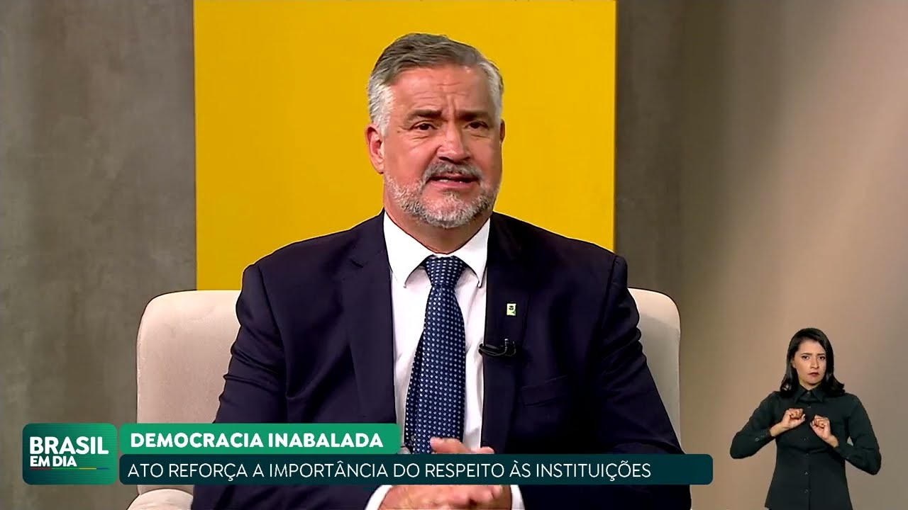 ENTREVISTA: PAULO PIMENTA FALA SOBRE O FORTALECIMENTO DA DEMOCRACIA NO PAÍS