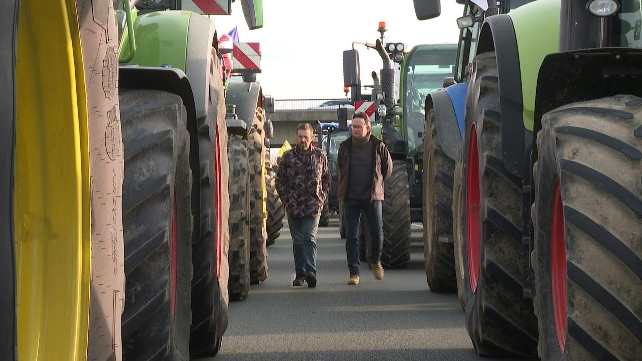 Mil agricultores, com mais de 500 tratores, nos bloqueios em torno de Paris | AFP