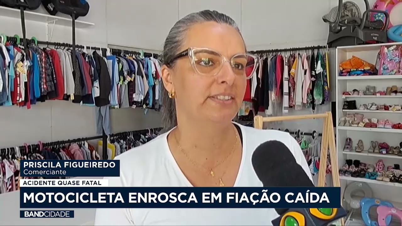Pai e filho são arremessados de motocicleta ao enroscarem em fio solto