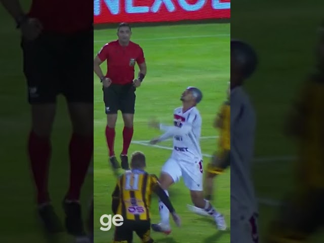 REVEJA O GOL VENCEDOR DO PUSKÁS 2023: GUILHERME MADRUGA FAZ GOL DE BICICLETA | #shorts | ge.globo