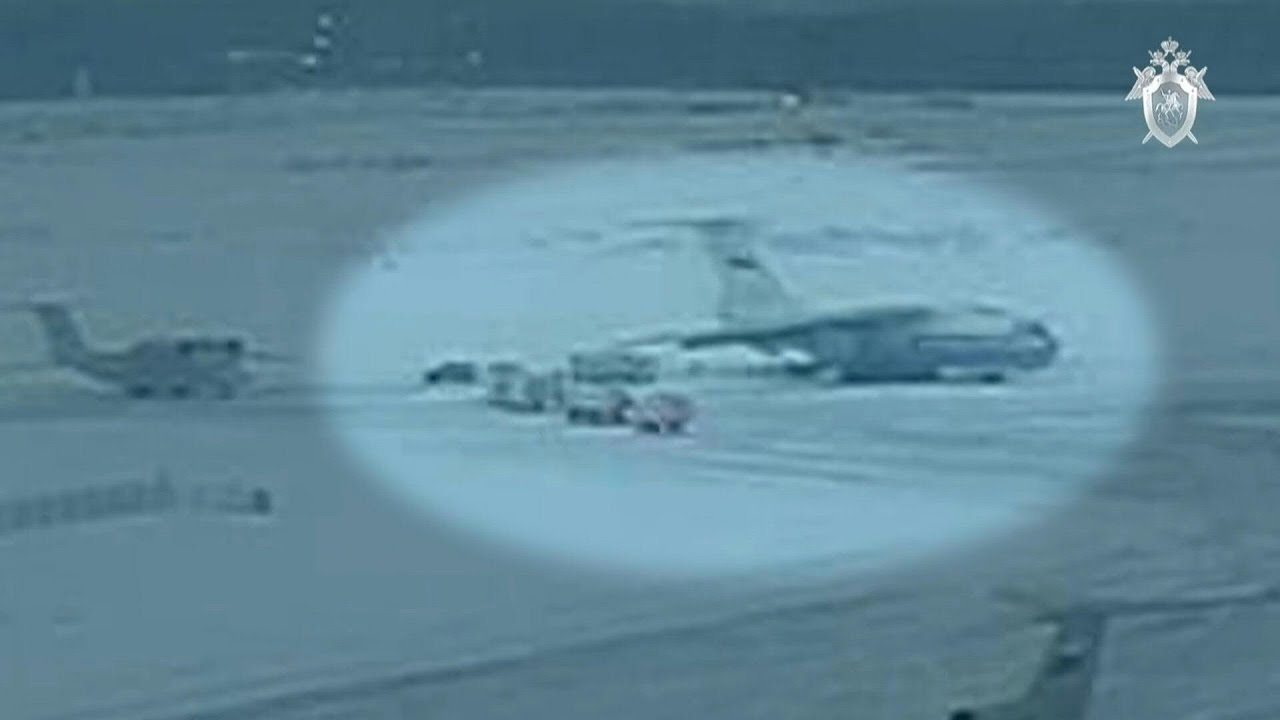 Rússia divulga suposto vídeo de prisioneiros ucranianos embarcando em avião abatido | AFP