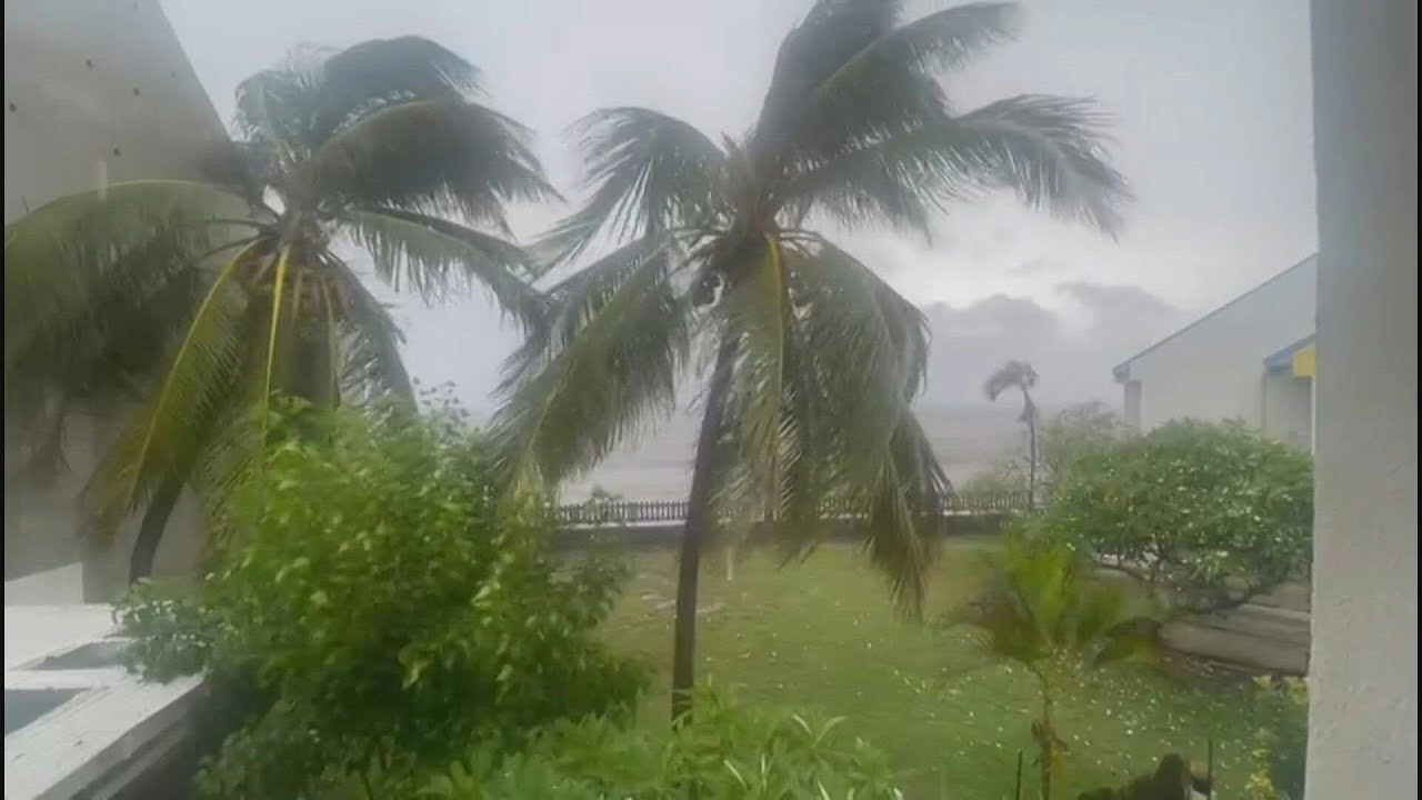 Tempestade atinge ilha francesa causando morte e destruição | AFP