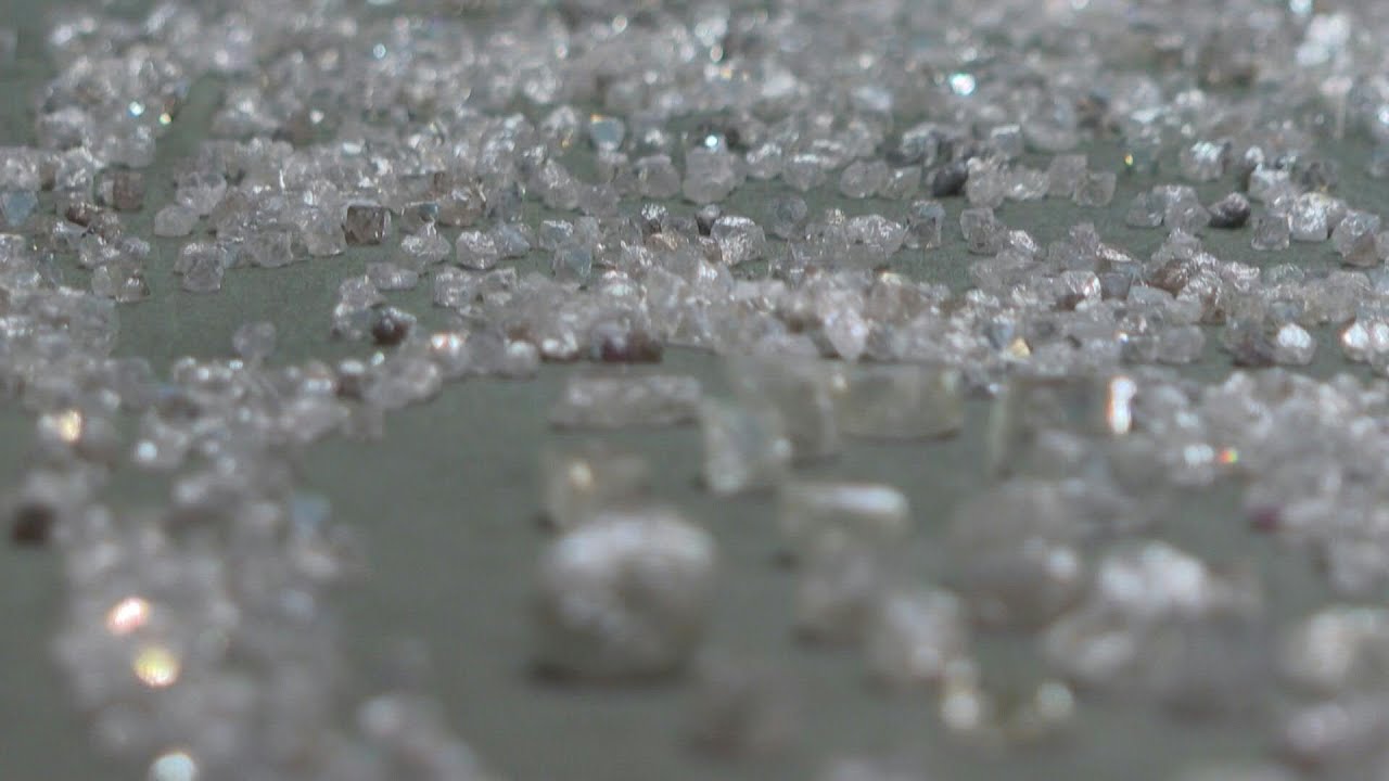 União Europeia sanciona maior produtor russo de diamantes | AFP