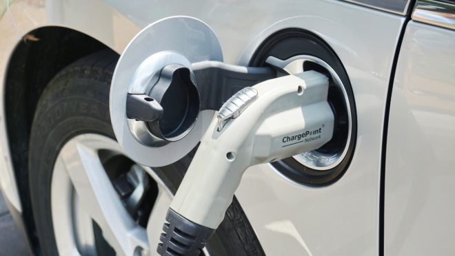 Carros elétricos se desvalorizam mais que híbridos e a combustão