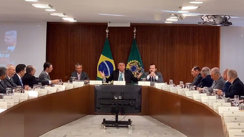 Em reunião, Bolsonaro pede ação contra derrota antes das eleições