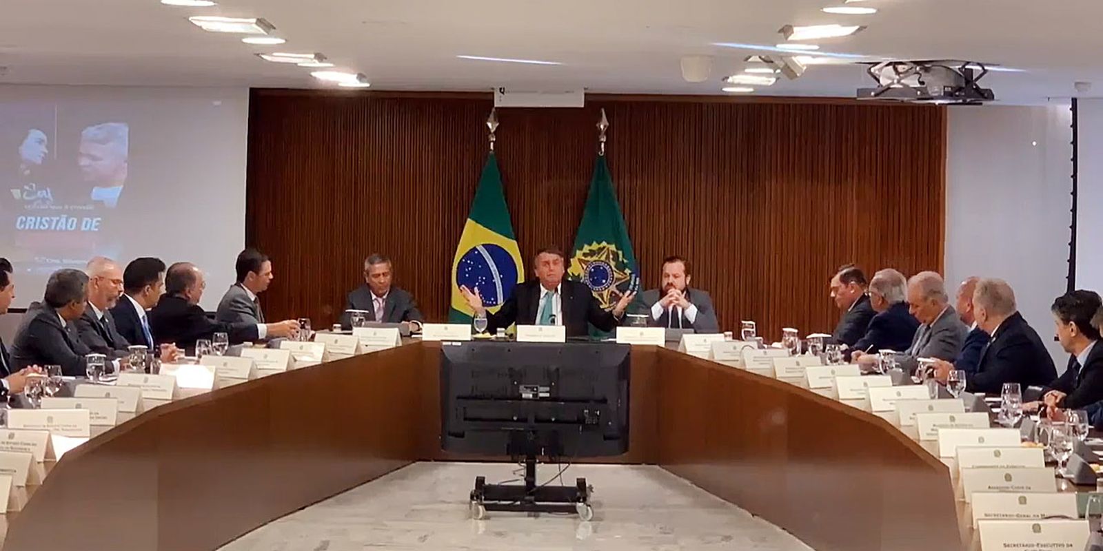 Em reunião, Bolsonaro pede ação contra derrota antes das eleições