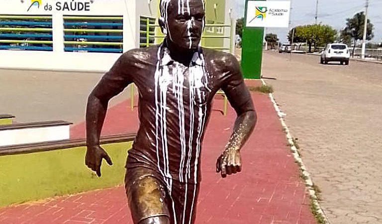Estátua de Daniel Alves em Juazeiro é vandalizada após condenação por estupro – 28/02/2024 – Esporte