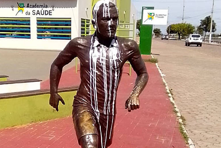 Estátua de Daniel Alves em Juazeiro é vandalizada após condenação por estupro – 28/02/2024 – Esporte