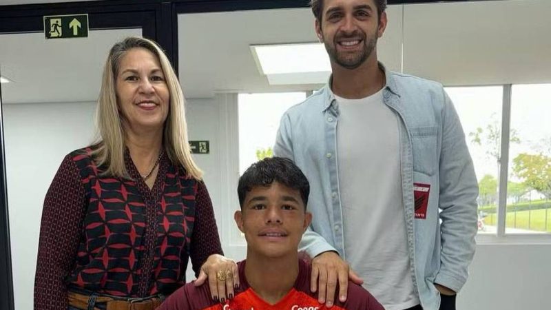 Filho de Eliza Samudio assina contrato com o Athletico-PR – 23/02/2024 – Você viu?