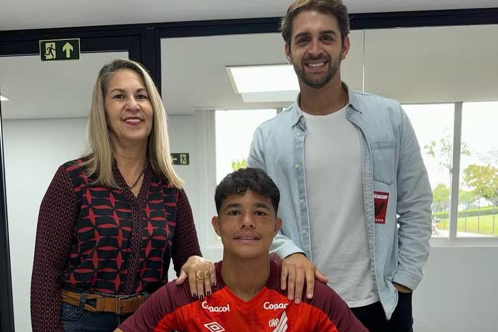 Filho de Eliza Samudio assina contrato com o Athletico-PR – 23/02/2024 – Você viu?