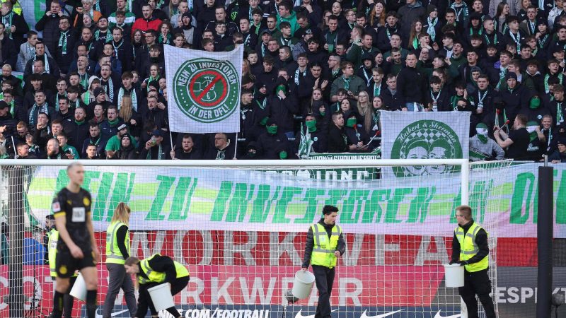 Futebol: torcida arremessa bolas de tênis em protesto – 17/02/2024 – Esporte