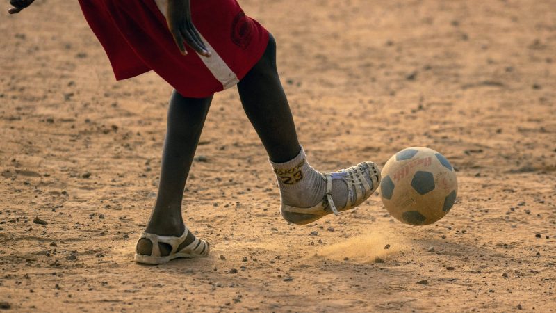 Garotos da Costa do Marfim, país finalista da Copa das Nações, jogam com sandália de R$ 7,49 – 10/02/2024 – Esporte