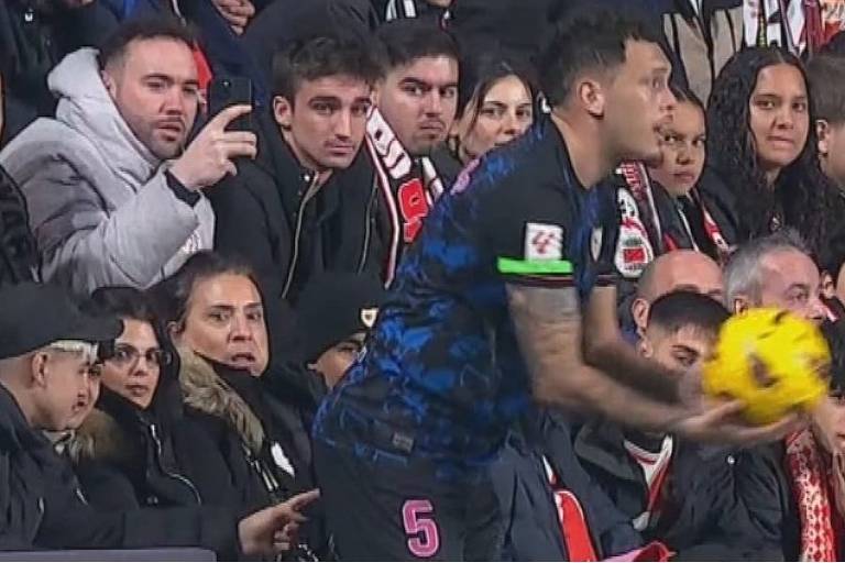 Na Espanha, a desprezível e deplorável dedada em Ocampos – 08/02/2024 – O Mundo É uma Bola
