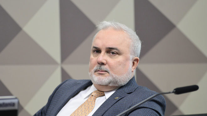 Prates diz que controle da refinaria deve ser retomado no 1º semestre