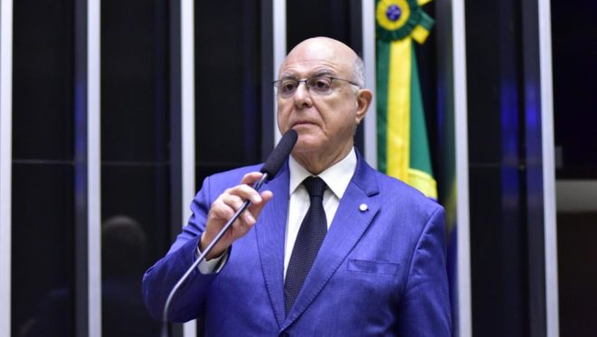 Relator altera projeto do governo e quer elevar a 35% mistura de etanol na gasolina