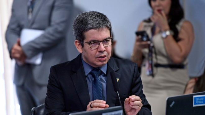 Reoneração da folha de pagamento fica suspensa em 2024, diz Randolfe