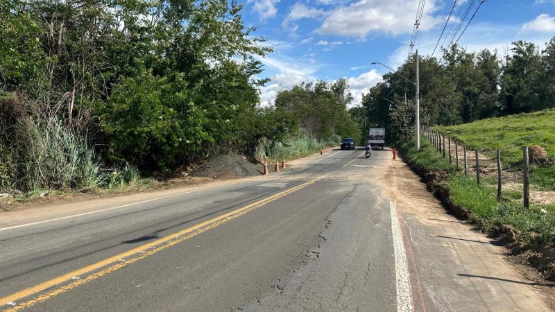 Secretaria de Obras faz recuperao de trecho da estrada Dr. Rafael Elias Jos Aun