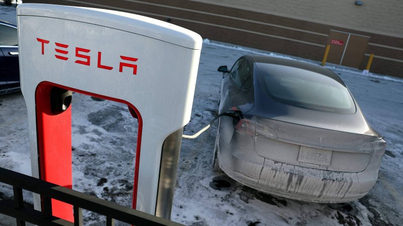 Tesla anuncia recall de quase todos carros que já vendeu – 02/02/2024 – Mercado