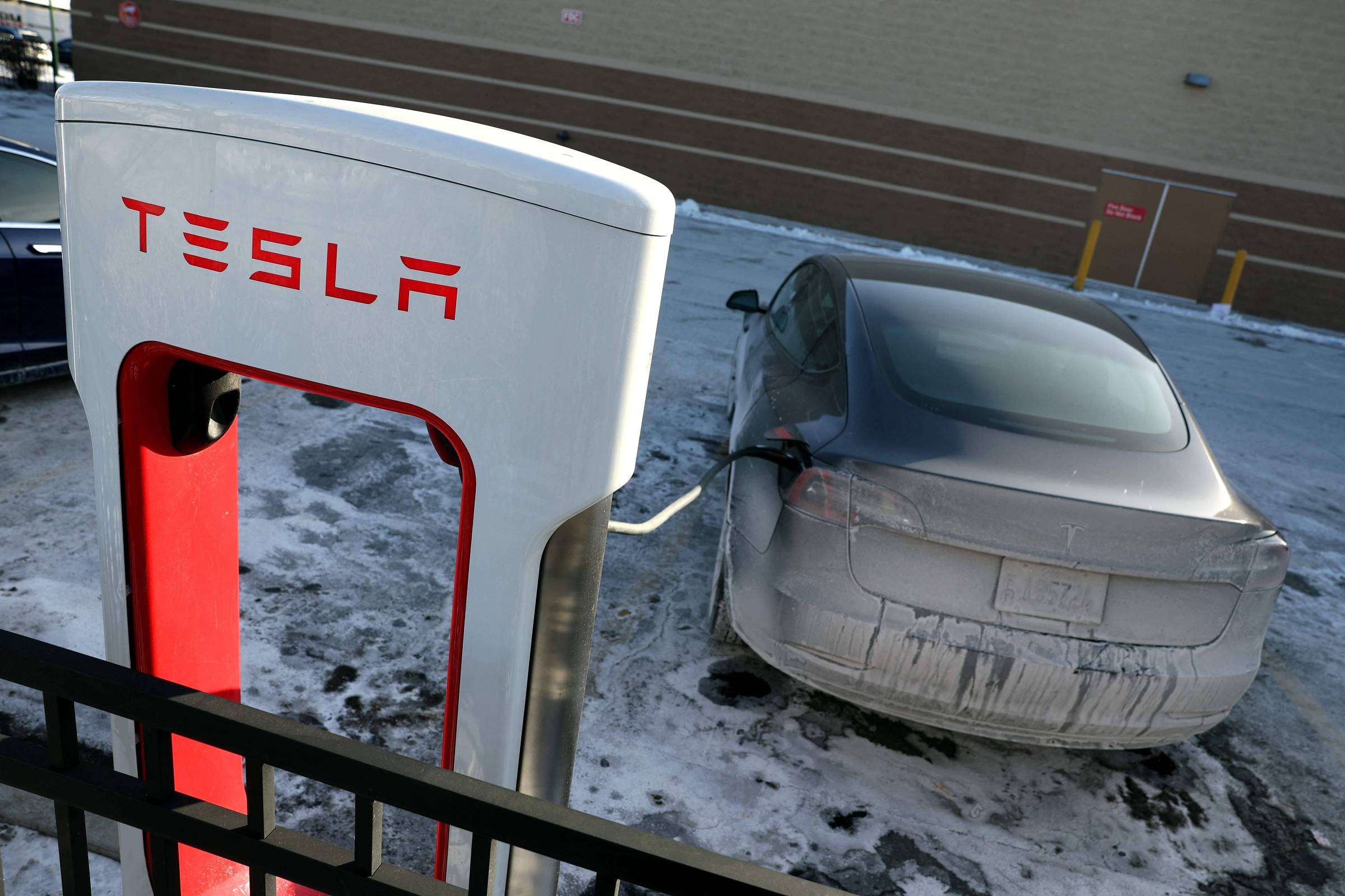 Tesla anuncia recall de quase todos carros que já vendeu – 02/02/2024 – Mercado
