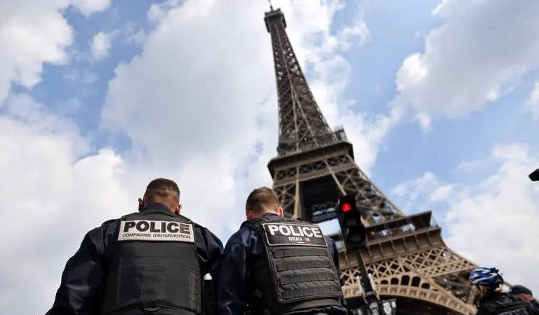 Turistas ficam desapontados com fechamento da torre Eiffel – 19/02/2024 – Turismo