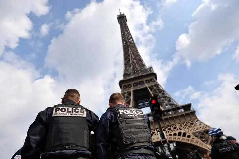 Turistas ficam desapontados com fechamento da torre Eiffel – 19/02/2024 – Turismo