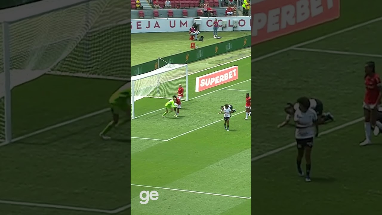 E A CAPELINHA, WEEEEE… JOGADORA DO INTER ESCORREGA NA FRENTE DE PORTILHO | #shorts | ge.globo
