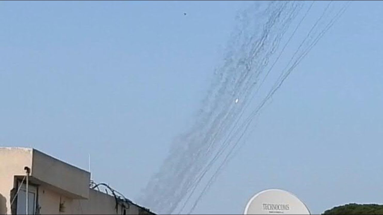 Hezbollah lança 60 foguetes contra base israelense após bombardeio do Líbano | AFP