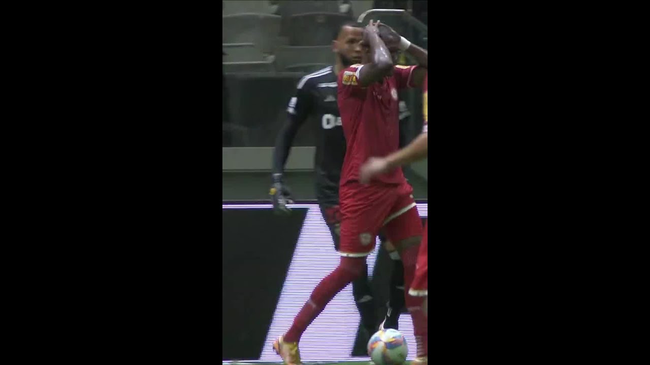 INACREDITÁVEL! JOGADOR DO TOMBENSE PERDE CHANCE NA CARA DO GOL | ATLÉTICO-MG X TOMBENSE | #shorts |