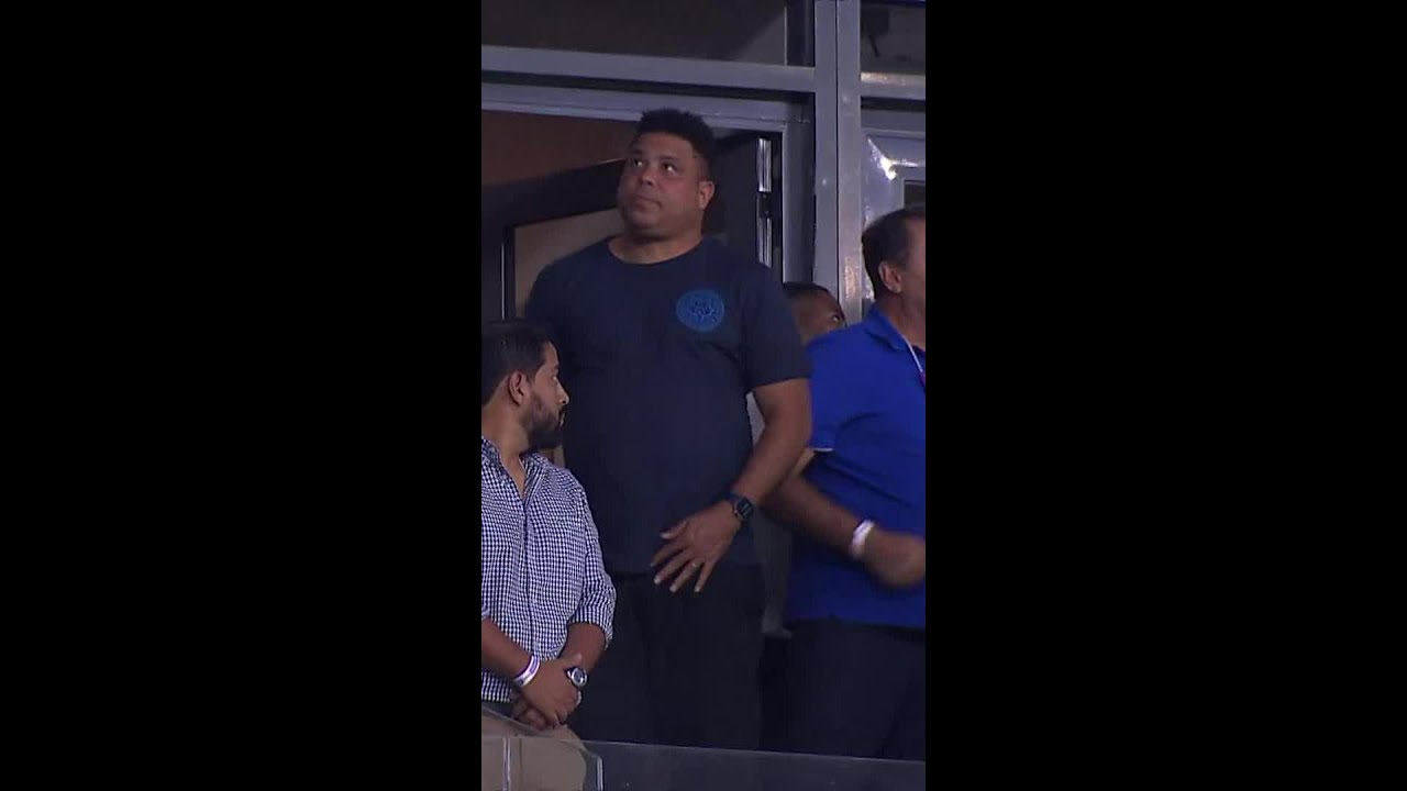 O CHEFE TÁ EM CASA! RONALDO ASSISTE AO CLÁSSICO NO MINEIRÃO | #SHORTS | sportv