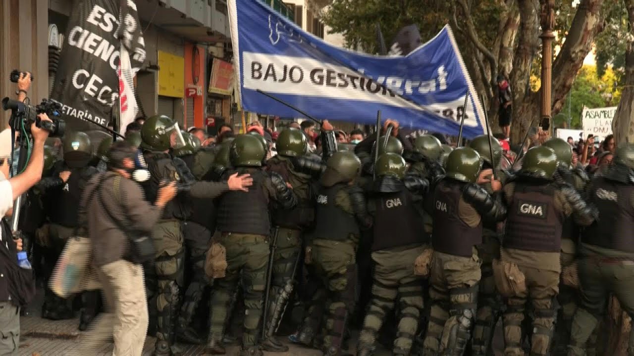 Oposição abandona debate de pacote de Milei após incidentes entre polícia e manifestantes | AFP