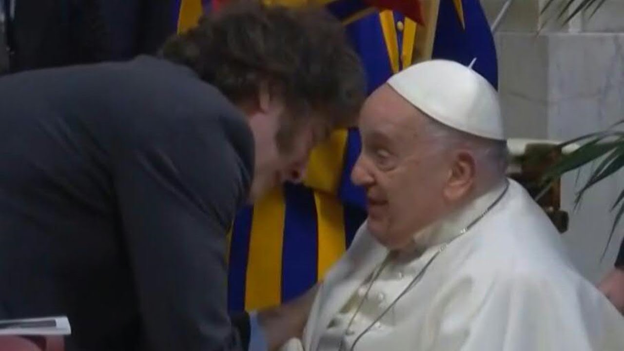 Papa Francisco e Milei se abraçam no Vaticano | AFP