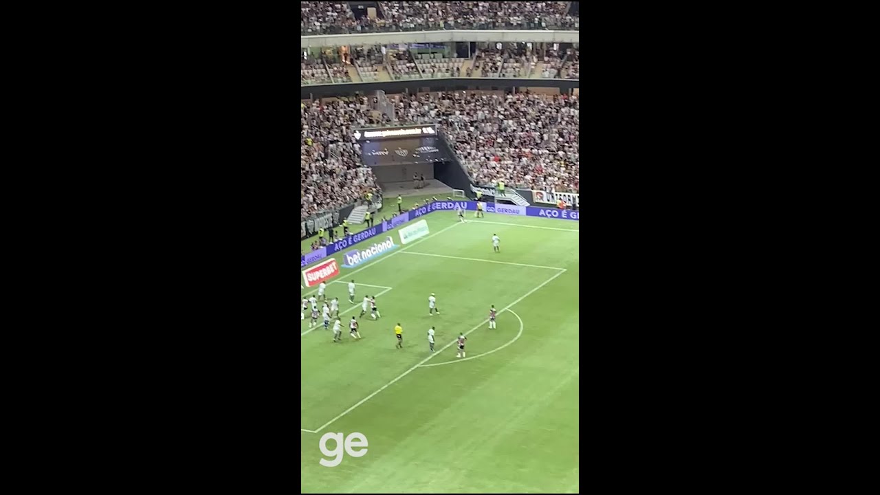 TORCIDA DO ATLÉTICO-MG TENTA INVADIR O CAMPO NO SEGUNDO GOL DO CRUZEIRO | #shorts | ge.globo