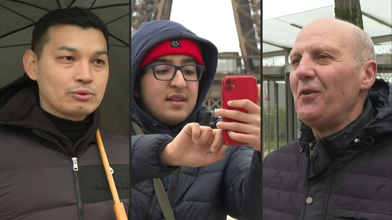 Turistas comemoram a reabertura da Torre Eiffel | AFP