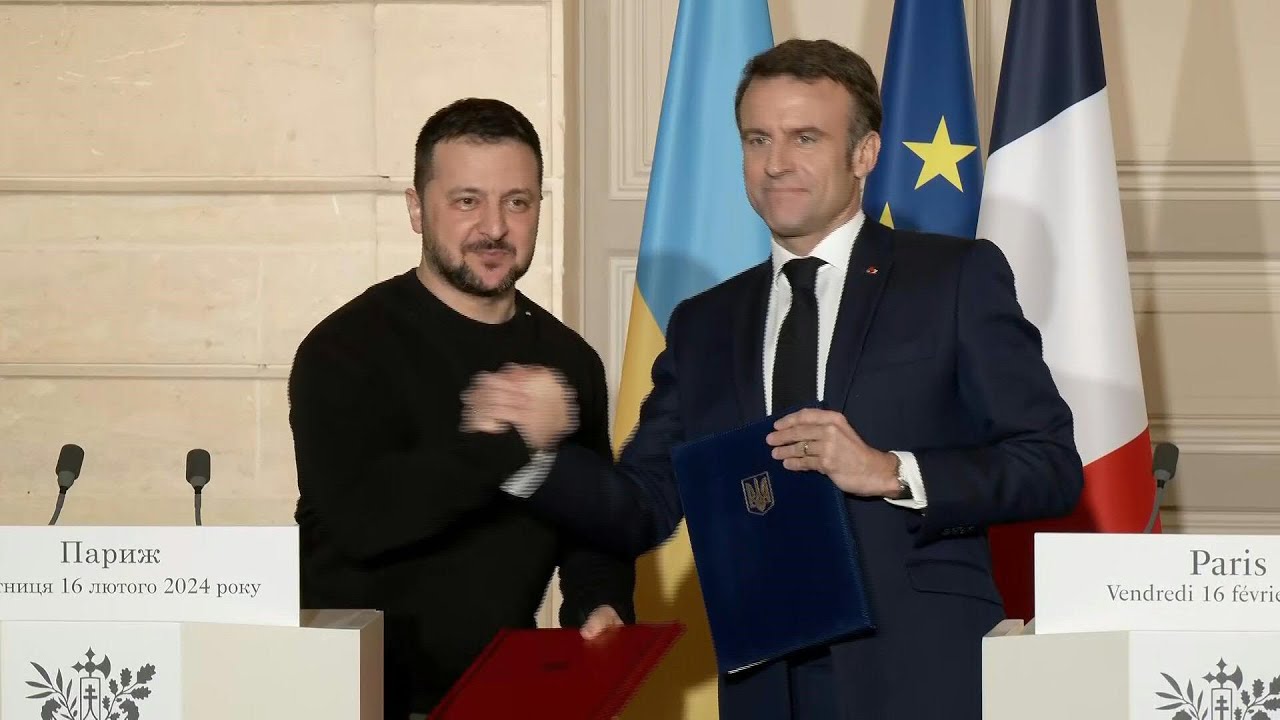 Zelensky assina acordos de segurança com Alemanha e França | AFP