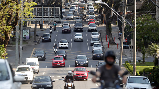 Brasil vai melhor com carros híbridos e perderia com elétricos, diz estudo
