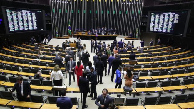 Câmara aprova isenção do IR para quem ganha até dois salários mínimos