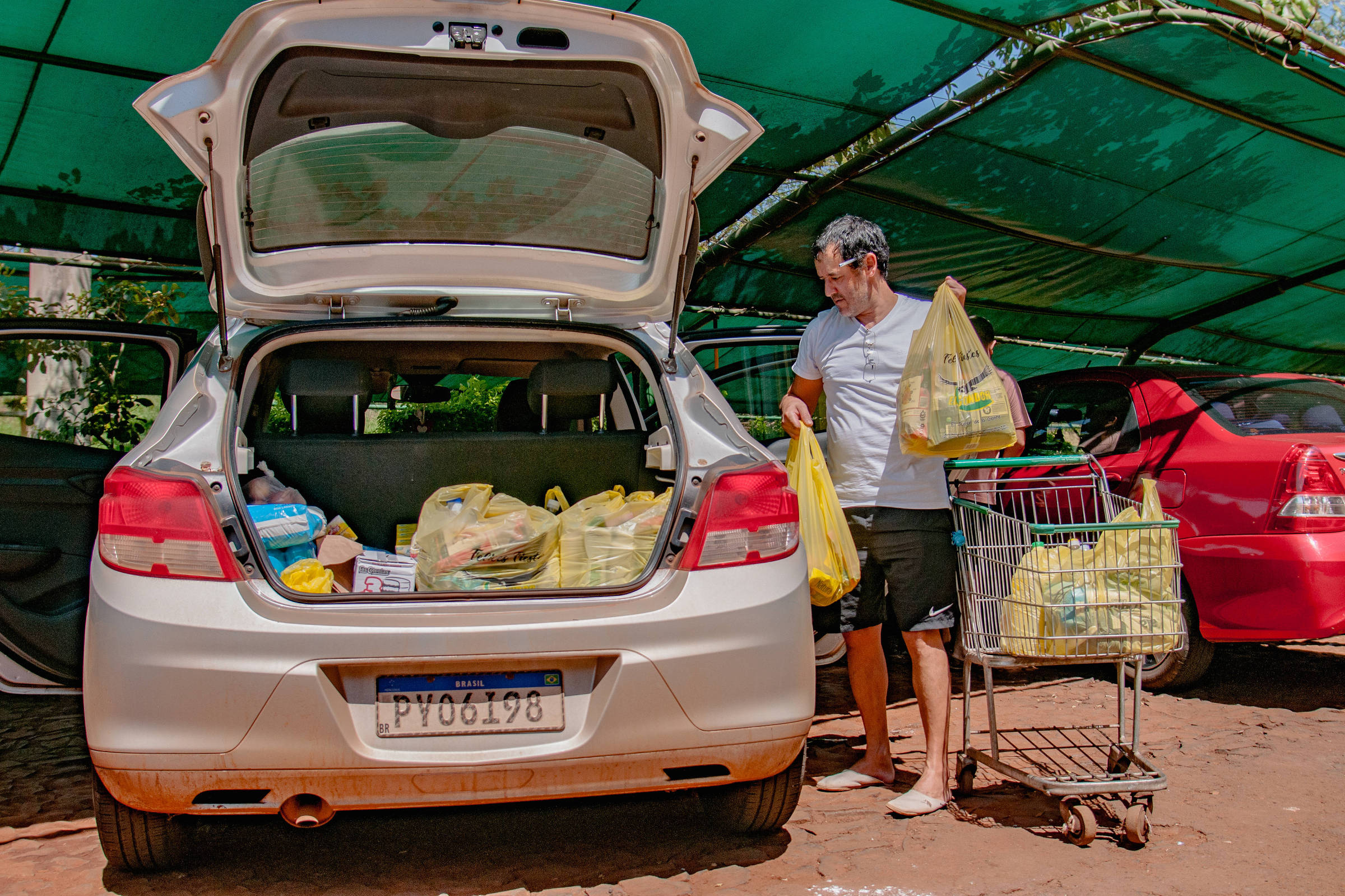 Compras de brasileiros na Argentina despencam após Milei – 18/03/2024 – Mercado