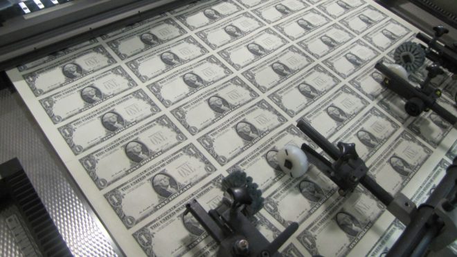 Dólar passa de R$ 5 pela primeira vez em cinco meses