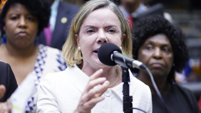 Gleisi ataca Campos Neto e “autonomia ampla” do Banco Central
