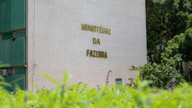 Governo e deputados fecham acordo para aumentar isenção de impostos às igrejas